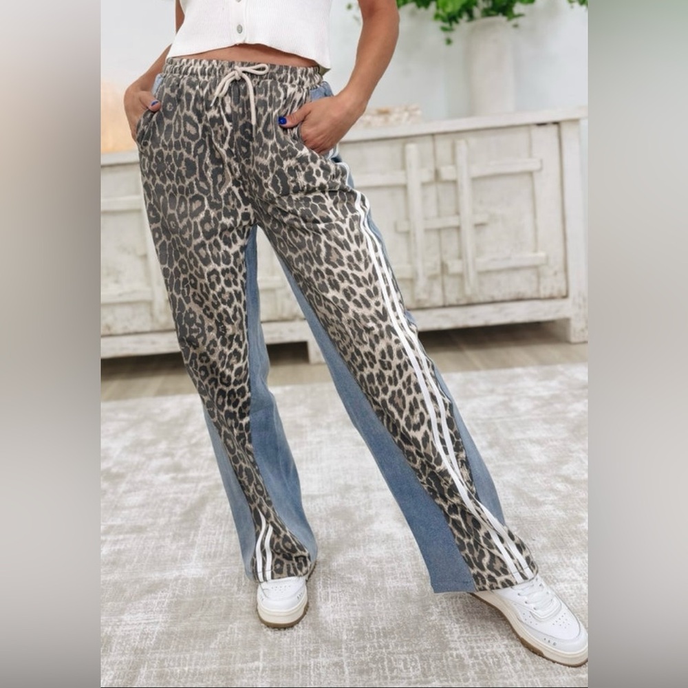 Leopard Print Straight Leg Jeans - Picture 4 of 7